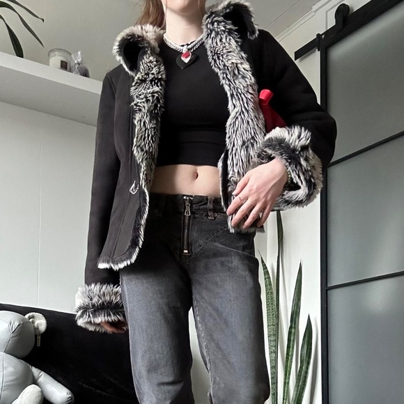 Gorgeous Vintage 90s Black Suede Buckle Fur Lined Jacket - Picture 4 of 8